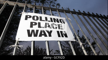 Ein Schild am Wahllokal der Broomhouse Community Hall in Glasgow, als die Wähler in ganz Großbritannien sich bereit gemacht haben, eine neue Regierung zu wählen. Stockfoto