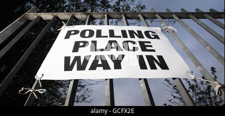 Ein Schild am Wahllokal der Broomhouse Community Hall in Glasgow, als die Wähler in ganz Großbritannien sich bereit gemacht haben, eine neue Regierung zu wählen. Stockfoto