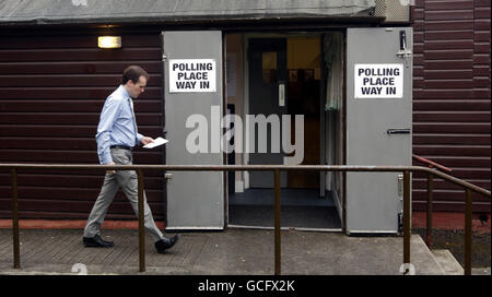 Ein Mitglied der Öffentlichkeit kommt in Broomhouse Community Hall Wahllokal in Glasgow, als Wähler in ganz Großbritannien bereit sind, eine neue Regierung zu wählen. Stockfoto