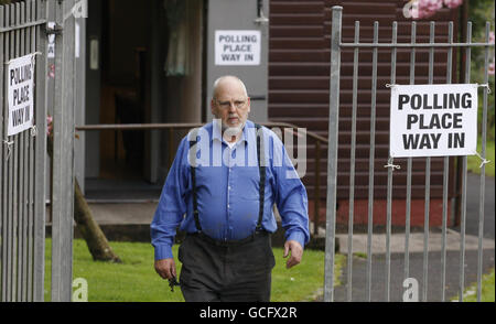 Ein Mitglied der Öffentlichkeit verlässt das Wahllokal der Broomhouse Community Hall in Glasgow, während die Wähler in ganz Großbritannien bereit sind, eine neue Regierung zu wählen. Stockfoto