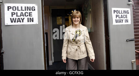 SNP-stellvertretende Vorsitzende Nicola Sturgeon verlässt das Wahllokal der Broomhouse Community Hall in Glasgow East, nachdem sie ihre Stimme abgegeben hat. Stockfoto