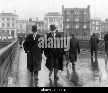 Erster Lord der Admiralität Winston Churchill und sein privater Sekretär Konteradmiral Sir Ernest Charles Thomas Troubridge. Stockfoto