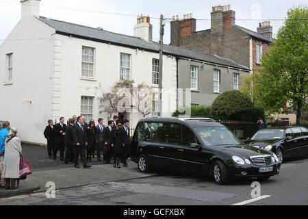 Die Trauerfeier für den irischen Sender Gerry Ryan geht von seinem Familienhaus in Clontarf, Dublin, in die nahe gelegene St. John the Baptist Church, wo sein Trauerdienst stattfinden wird. Stockfoto