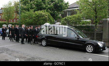 Die Trauerfeier für den irischen Sender Gerry Ryan geht von seinem Familienhaus in Clontarf, Dublin, in die nahe gelegene St. John the Baptist Church, wo sein Trauerdienst stattfinden wird. Stockfoto