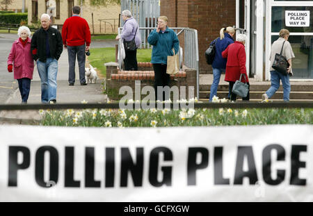 Eine allgemeine Ansicht der Menschen außerhalb der Vale of Leven Swimming Pool Polling Station in Schottland. Stockfoto