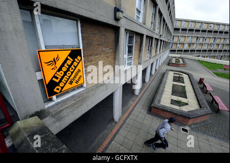 Die Park Hill-Wohnungen in Sheffield, die traditionelle Wähler der Labour-Partei sind, zeigen nun die Unterstützung der Liberaldemokraten, da die Wähler heute für die Parlamentswahlen an die Wahlen gehen. Stockfoto