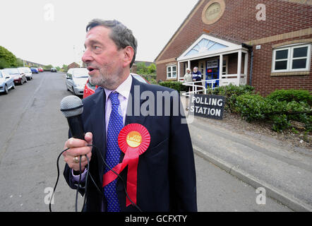 David Blunkett, ehemaliger Minister des Labour-Kabinetts, reist durch Sheffield und bittet die Menschen, Labour zu unterstützen, da die Wähler heute zur Wahl der Parlamentswahlen gehen. Stockfoto