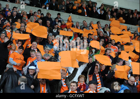 Fußball - Coca-Cola Football League Championship - Blackpool / Bristol City - Bloomfield Road. Blackpool-Fans halten orangefarbene Papierstücke in den Ständen hoch Stockfoto