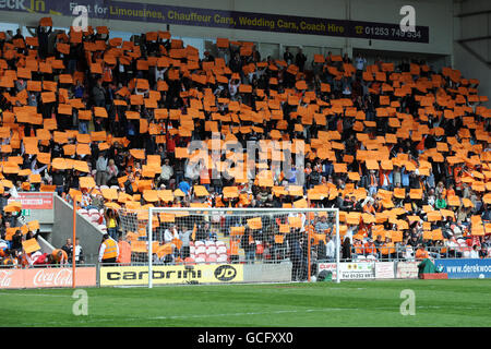 Blackpool-Fans halten orangefarbene Papierstücke in der hoch Ständer Stockfoto