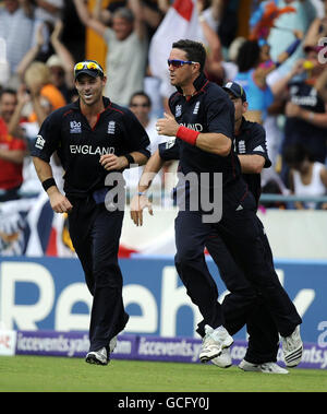 Der englische Kevin Pietersen feiert das Abfangen von Umar Akmal aus Pakistan beim Bowling von Ryan Sidebottom (nicht abgebildet) während des ICC World Twenty20, Super Eights Match in Kensington Oval, Bridgetown, Barbados. Stockfoto