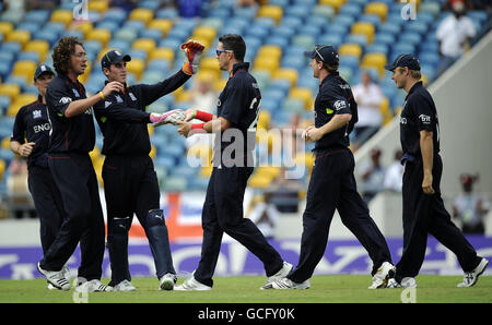 England feiert die Entlassung des Pakistans Umar Akmal, der von Kevin Pietersen (Mitte) beim Bowling von Ryan Sidebottom (links) während des ICC World Twenty20, Super Eights Match in Kensington Oval, Bridgetown, Barbados, erwischt wurde. Stockfoto