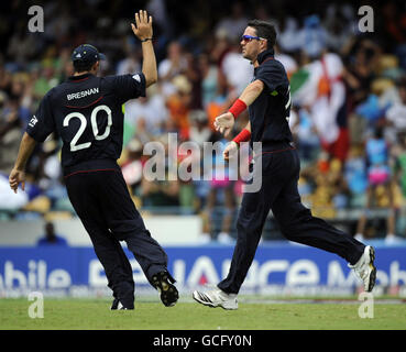 Der englische Kevin Pietersen feiert mit Tim Bresnan (links), nachdem er den pakistanischen Umar Akmal beim Bowling von Ryan Sidebottom während des ICC World Twenty20, Super Eights Match in Kensington Oval, Bridgetown, Barbados, erwischen konnte. Stockfoto