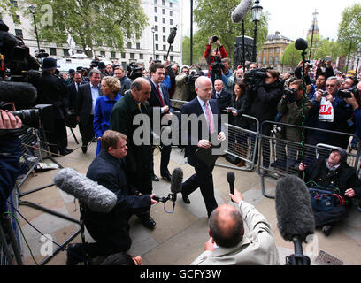 Der konservative Schattenaußenminister William Hague (Mitte rechts), zusammen mit dem Schattenkanzler George Osborne (Mitte links) vor dem Kabinett in London, während die Verhandlungen mit den Liberaldemokraten nach dem Wahlergebnis fortgesetzt werden. Stockfoto