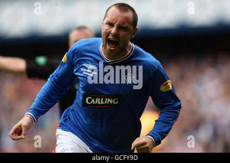 Kris Boyd von den Rangers feiert das erste Tor während des Spiels der Clydesdale Bank Scottish Premier League in Ibrox, Glasgow. Stockfoto