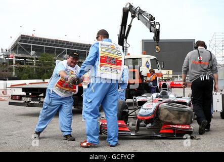 Formel-1-Autorennen - Großer Preis Von Spanien - Catalunya Circuit. Gesamtansicht von Lewis Hamilton über McLaren's Auto nach seinem Absturz gegen Ende des Großen Preises von Spanien Stockfoto