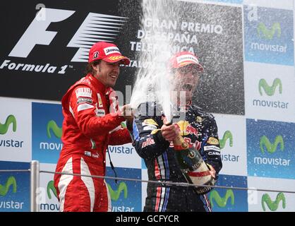 Mark Webber von Red Bull (rechts) feiert den Gewinn des spanischen Grand Prix mit dem zweitplatzierten Fernando Alonso von Ferrari Stockfoto