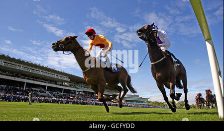 Troas von Fran Berry (links) gewinnt beim Derrinstown Derby Trial Day auf der Leopardstown Racecourse, Leopardstown, den Join the Tote Go Racing Club Maiden. Stockfoto