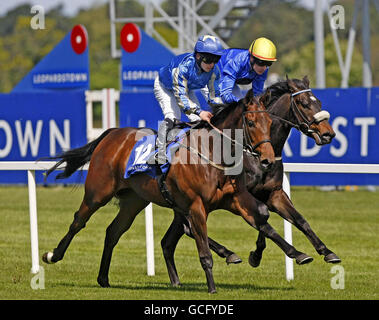 Welle des Applaus von Wayne Lordan gewinnt den Irish Hengst Farms e.b.f Auction Maiden während des Derrinstown Derby Trial Day auf der Leopardstown Racecourse, Leopardstown. Stockfoto