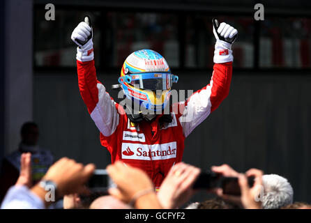 Formel-1-Autorennen - Großer Preis Von Spanien - Catalunya Circuit. Ferraris Fernando Alonso würdigt seine Fans, nachdem er beim Großen Preis von Spanien auf dem Circuit Catalunya in Barcelona Zweiter wurde. Stockfoto