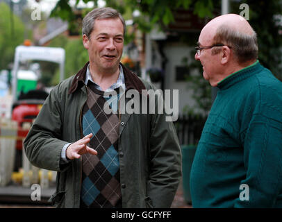 Der ehemalige Führer der UK Independence Party, Nigel Farage, spricht mit einem Freund in der Downe High Street, Kent, nachdem er nach seiner Flucht nach einem Flugzeugabsturz am vergangenen Donnerstag aus dem Krankenhaus zurückgekehrt war. Stockfoto