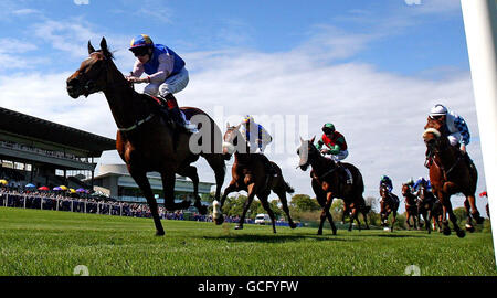 Das kostbare Juwel, das von Patrick Scullen geritten wird, gewinnt das The Property Properly Handicap während des Derrinstown Derby Trial Day auf der Leopardstown Racecourse, Leopardstown. Stockfoto