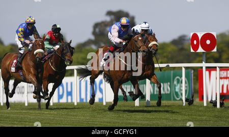 Precious Gem von Patrick Scullen (zweiter links) fährt fort, um das The Property Properly Handicap während des Derrinstown Derby Trial Day auf der Leopardstown Racecourse, Leopardstown, zu gewinnen. Stockfoto