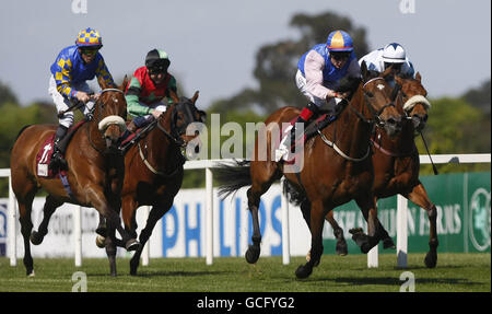 Precious Gem von Patrick Scullen (zweiter links) fährt fort, um das The Property Properly Handicap während des Derrinstown Derby Trial Day auf der Leopardstown Racecourse, Leopardstown, zu gewinnen. Stockfoto