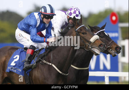 Bethrah von Patrick Smullen (links) gewinnt das Derrinstown Stud 1000 Guineas Trial während des Derrinstown Derby Trial Day auf der Leopardstown Racecourse, Leopardstown. Stockfoto