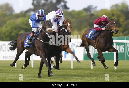 Bethrah von Patrick Smullen (links) gewinnt den Derrinstown Stud 1000 Guineas Trial während des Derrinstown Derby Trial Day auf der Leopardstown Racecourse, Leopardstown. Stockfoto