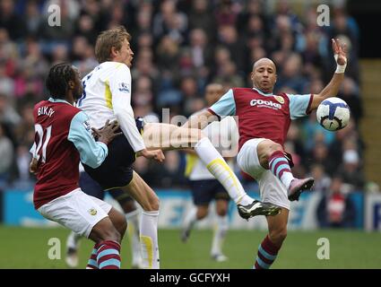 Fußball - Barclays Premier League - Burnley gegen Tottenham Hotspur - Turf Moor. Peter Crouch von Tottenham Hotspur (Mitte) kämpft gegen Tyrone Mears von Burnley (rechts) und Andre Bibey (links) um den Ball. Stockfoto