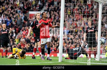 Luis Nani von Manchester United feiert, nachdem Danny Higginbotham von Stoke City ein eigenes Tor erzielt hat (zweiter rechts). Stockfoto