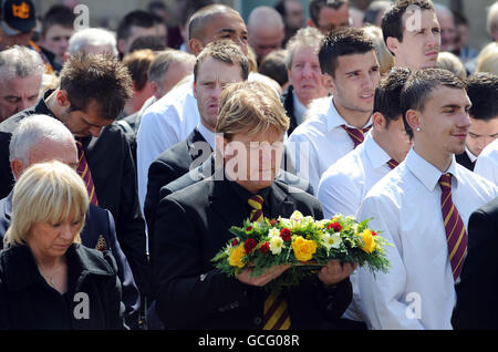 Der ehemalige Bradford City Manager und Spieler Stuart McCall hält während des 25-jährigen Jubiläums-Gedenkdienstes des Bradford City Valley Parade Fire auf dem Centenary Square in Bradford einen Blumenschmuck in den Farben des Bradford City FC. Stockfoto