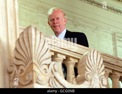 Ulster Unionist Leader Sir Reg Empey ist in der großen Halle in Stormont, Belfast, zu sehen. Stockfoto