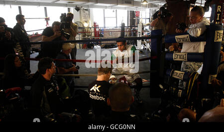 Boxen - Amir Khan Media Workout - Trinity Boxing Club - New York. Der britische Amir Khan mit Trainer Freddie Roach (Mitte) während des Medientrainings im Trinity Boxing Club, New York City, USA. Stockfoto