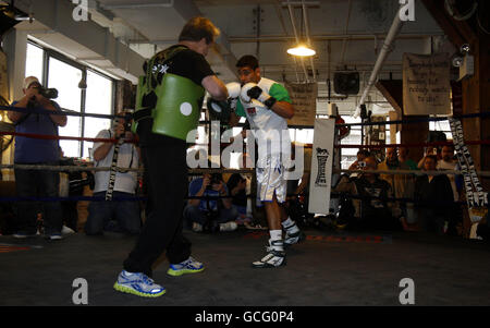 Boxen - Amir Khan Media Workout - Trinity Boxing Club - New York. Der britische Amir Khan stand beim Medientraining im Trinity Boxing Club, New York City, USA, mit Trainer Freddie Roach (links) auf. Stockfoto