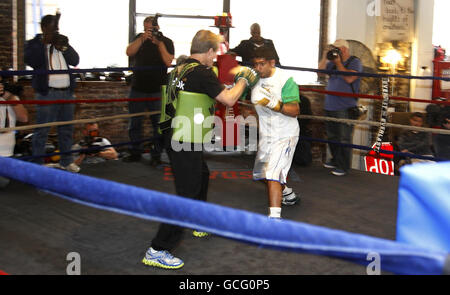 Der britische Amir Khan stand beim Medientraining im Trinity Boxing Club, New York City, USA, mit Trainer Freddie Roach (links) auf. Stockfoto