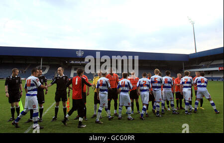 Fußball - Football League Youth Alliance Cup - Finale - Queens Park Rangers gegen Stockport - Loftus Road. Queens Park Rangers und Stockport County geben sich vor dem Start die Hände Stockfoto