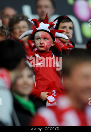 Fußball - Coca-Cola Football League Championship - Play Off Halbfinale - zweite Etappe - Nottingham Forest gegen Blackpool - City Ground. Ein Young Nottingham Forest Fan zeigt seine Unterstützung auf den Tribünen Stockfoto