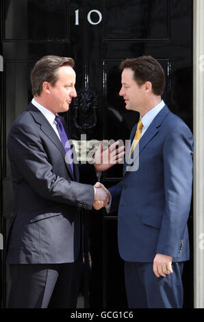 Der neue britische Premierminister David Cameron (links) mit dem neuen Vizepremierminister Nick Clegg auf den Stufen der Downing Street 10 im Zentrum von London, bevor er sich der Führung des Landes unterzog. Stockfoto