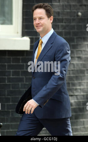 Der neue Vizepremierminister Nick Clegg geht die Downing Street 10 im Zentrum von London hinauf, um den neuen britischen Premierminister David Cameron zu treffen, bevor er sich mit der Führung des Landes begibt. Stockfoto