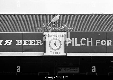 Ein allgemeiner Blick auf den kanarienvogel über den Anhängern steht an der Carrow Road, der Heimat von Norwich City. Stockfoto