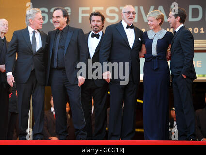 (Von links) Michael Douglas, Oliver Stone, Josh Brolin, Frank Langella, Carey Mulligan und Shia LaBeouf kommen zur Vorführung von Wall Street: Money Never Sleeps im Grand Auditorium Lumiere während der Filmfestspiele von Cannes, Frankreich. Stockfoto