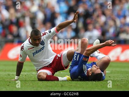 Chelseas Michael Ballack (rechts) reagiert, nachdem er von Portsmouth herausgefordert wurde Kevin-Prince Boateng (links) Stockfoto