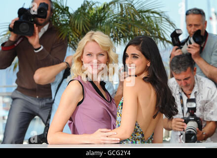 Die Schauspielerinnen Naomi Watts (links) und Liraz Charhi während eines Fotoalles für Fair Game während der 63. Filmfestspiele von Cannes, Frankreich. Stockfoto