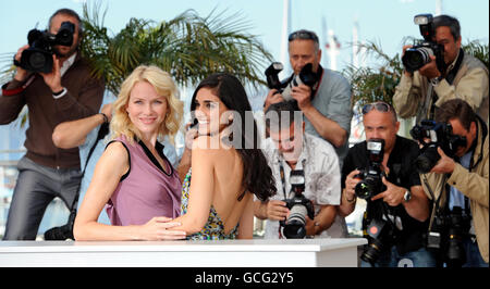 Die Schauspielerinnen Naomi Watts (links) und Liraz Charhi während eines Fotoalles für Fair Game während der 63. Filmfestspiele von Cannes, Frankreich. Stockfoto