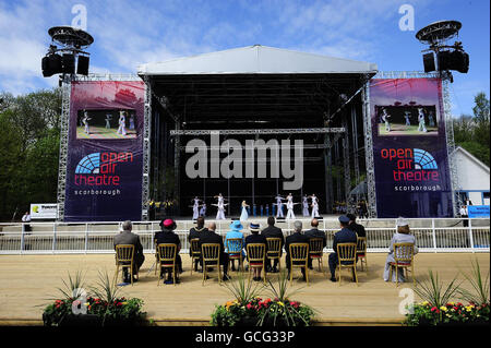 Queen Elizabeth II sieht sich eine Aufführung einer lokalen Theatergruppe in Scarborough, North Yorkshire, an, als sie das neu restaurierte Open Air Theatre in Northstead Manor Gardens, dem größten Freilufttheater Europas, offiziell eröffnete. Stockfoto