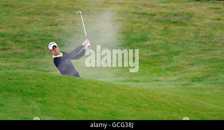 Rhys Davies von Wales spielt seinen zweiten Schuss auf dem Fairway auf dem 11. Loch während der BMW PGA Championship im Wenworth Golf Club, Surrey. Stockfoto