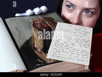 Buchspezialist bei Lyon und Turnbull Auctions, Alex Dove, mit einem verlorenen Brief von Lawrence von Arabien, der seine Erfahrungen in einer RAF-Basis in Lincolnshire beschreibt, und einer seltenen Kopie seines Buches die sieben Säulen der Weisheit. Stockfoto