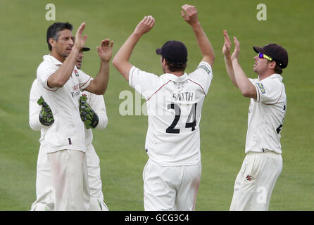 **ALTERNATE CROP** Lancashire's Sajid Mahmood (links) feiert das Einholen des Wickels von Warwicksire-Schläger Neil Carter für 72, während der LV County Championship, Division One Match in Edgbaston, Birmingham. Stockfoto