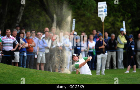 Golf - BMW PGA Championship 2010 - erster Tag - Wentworth Golf Club. Der nordirische rory McIlroy trifft während der BMW PGA Championship im Wenworth Golf Club, Surrey, einen Schuss aus dem Bunker auf das 4. Loch. Stockfoto